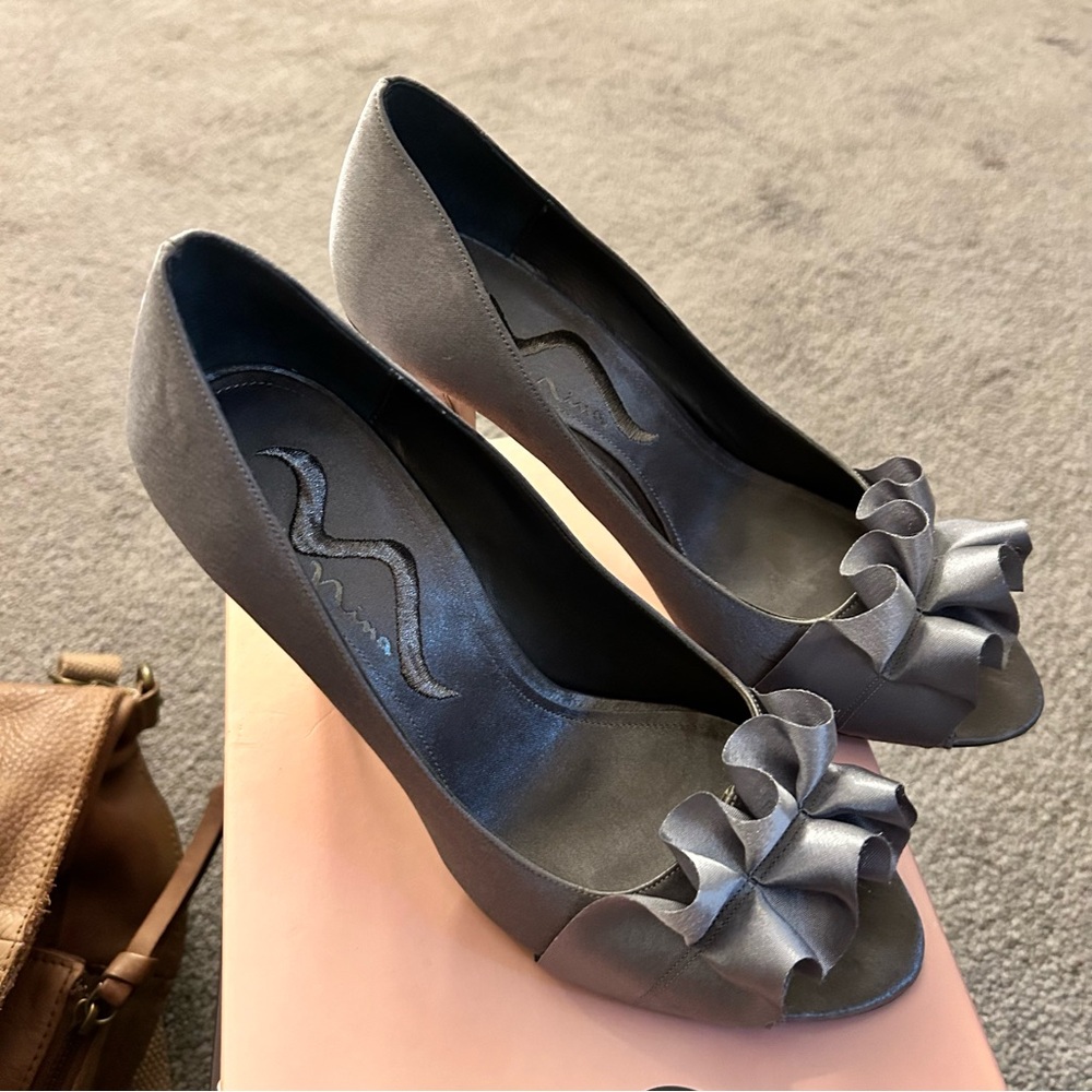 Nina “Fulvia” Light Pewter Satin Peep Toe, size 7